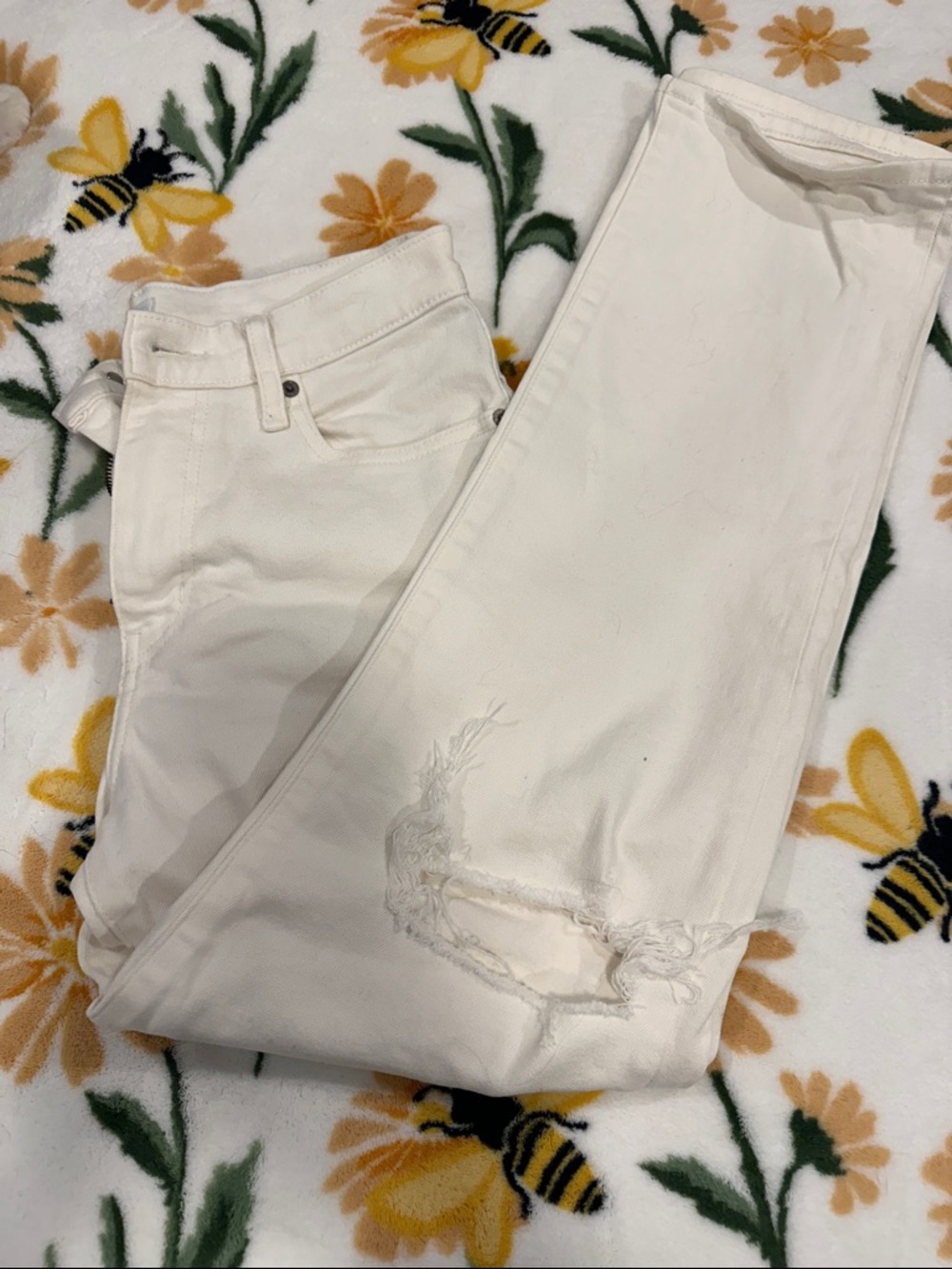 Uniqlo Women’s Off-White Skinny Jeans with Distressed Knee